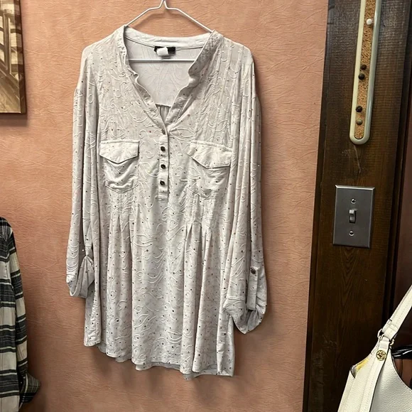 Elegant Cream Women's Top VeraRose - Picture 2 of 5